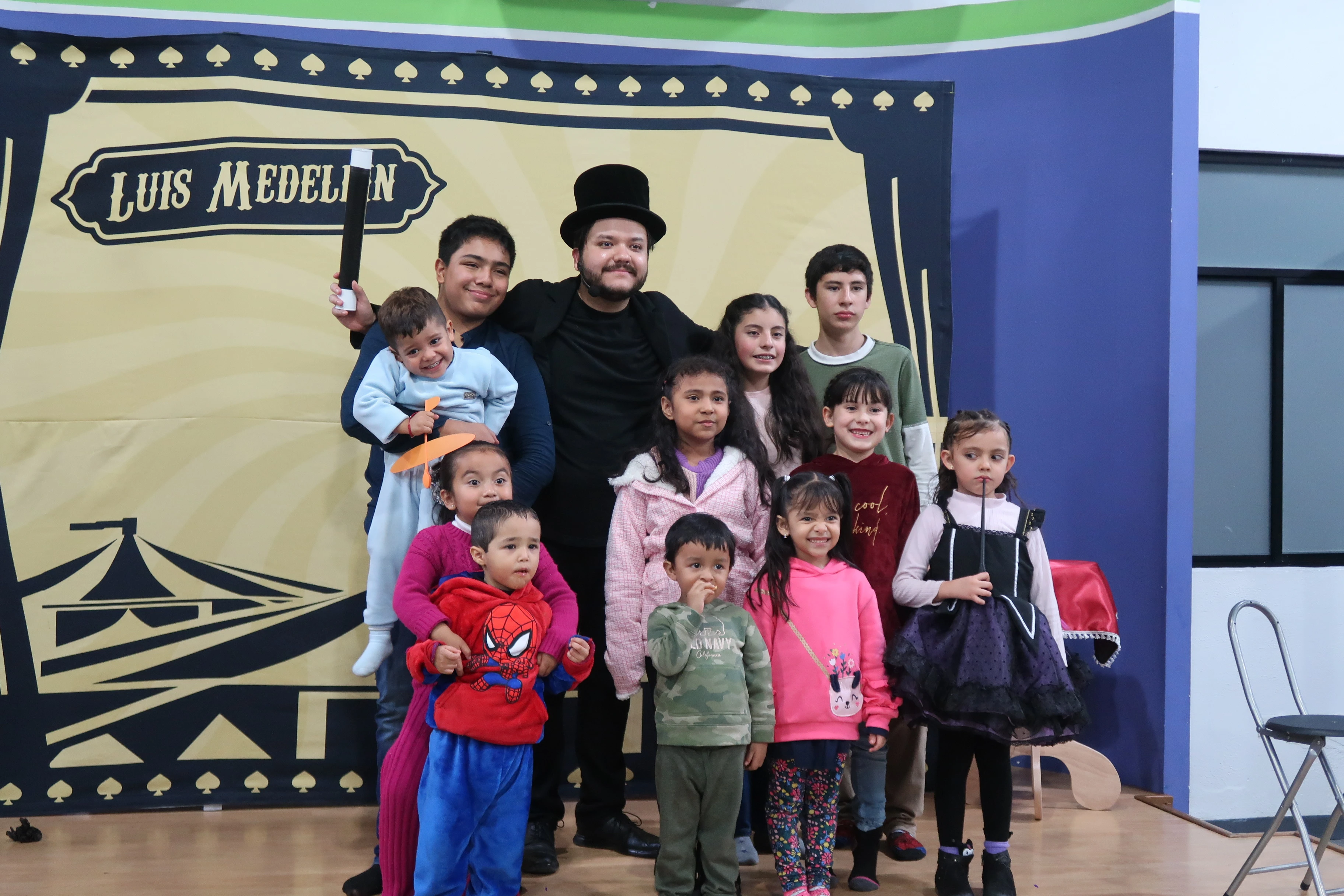 Mago y niño interactuando