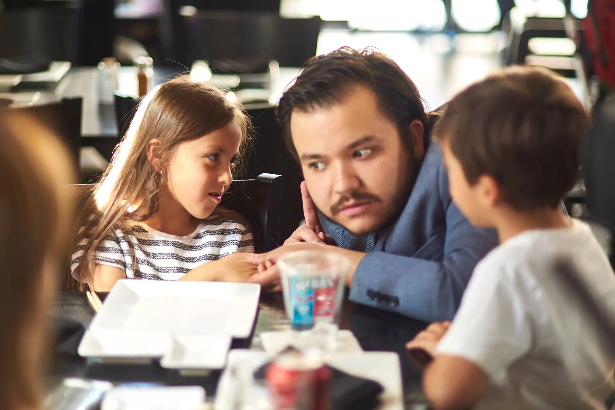 Mago con asistente en escenario