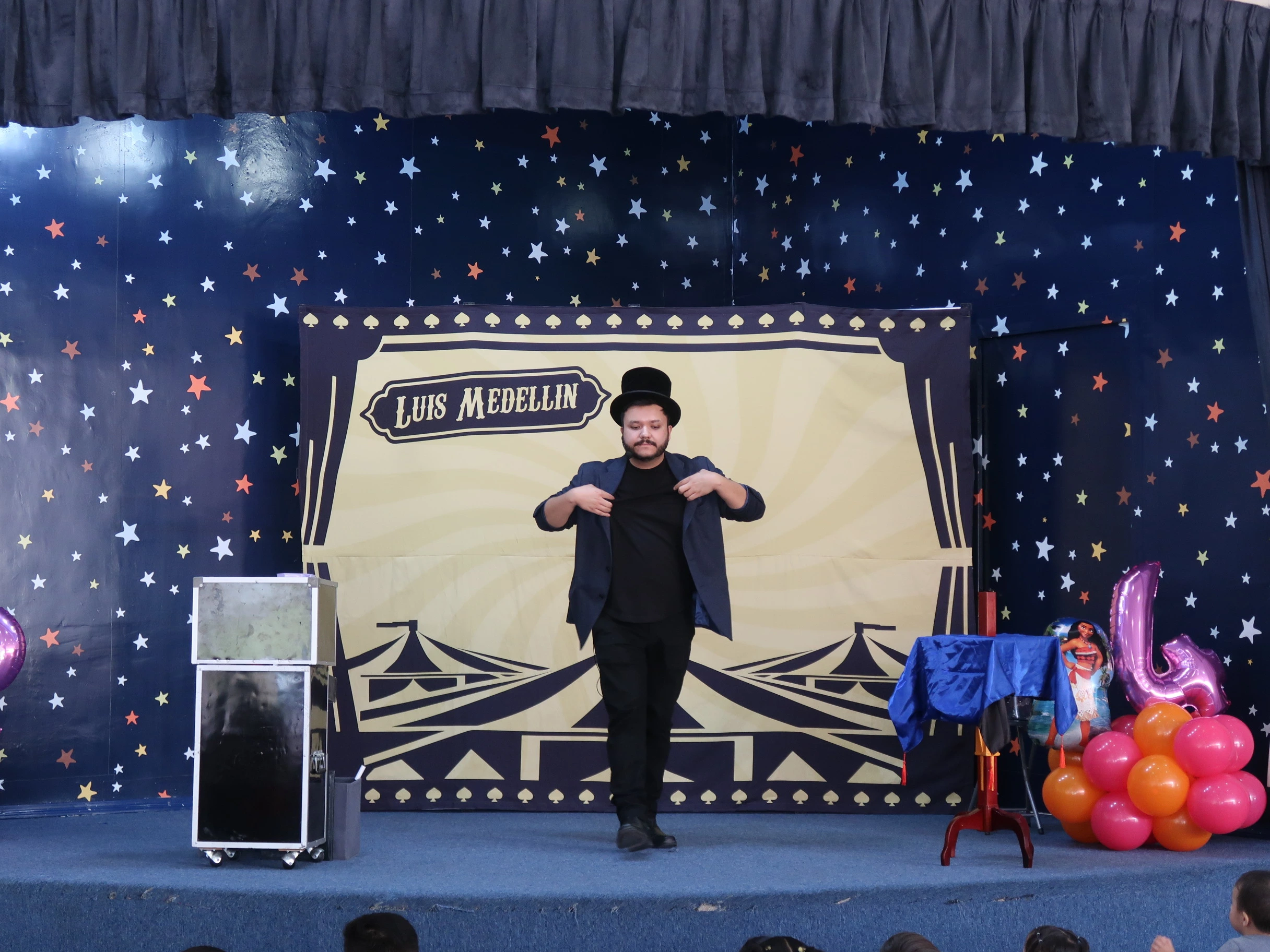 Mago interactuando con niños