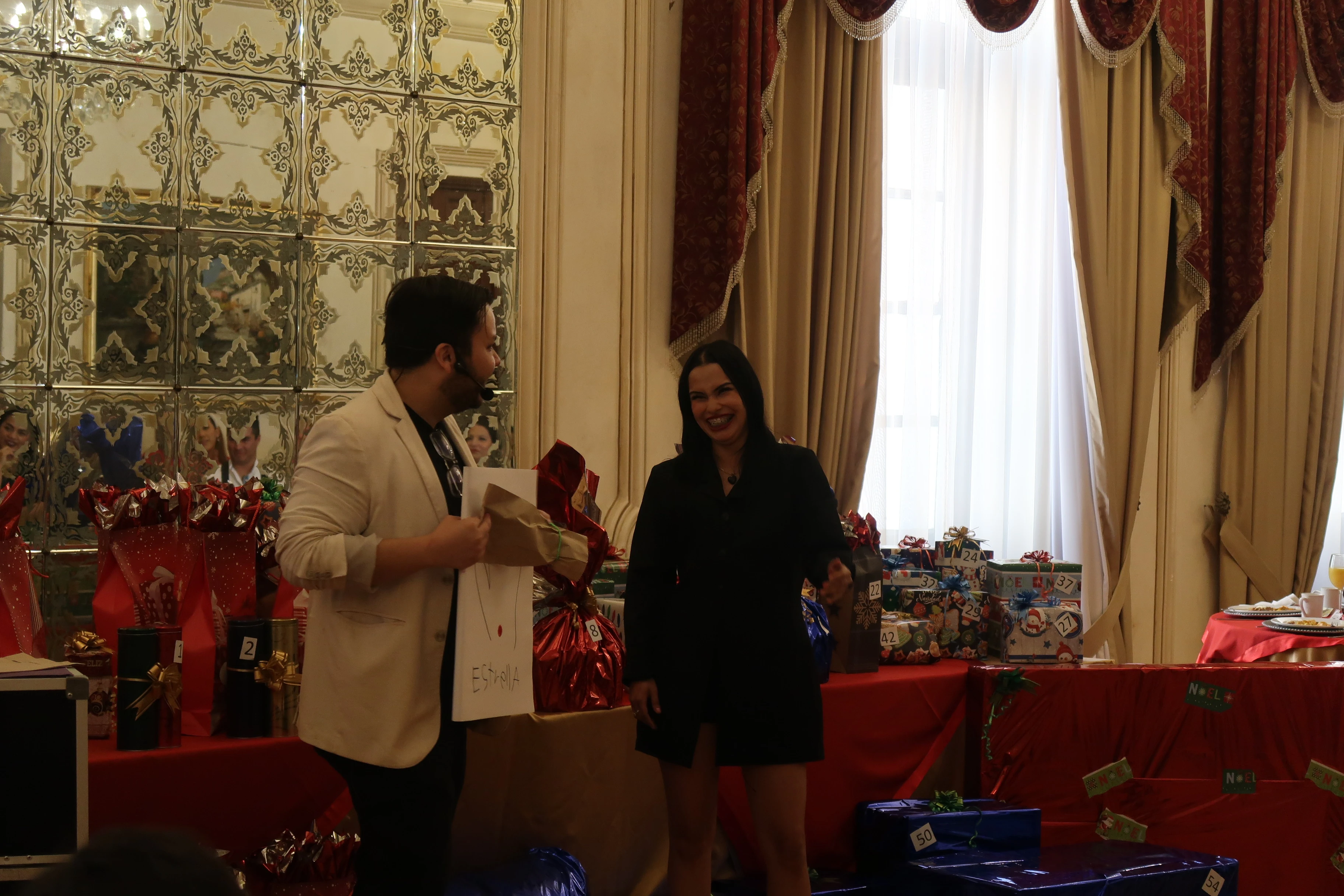 Mago y niño interactuando