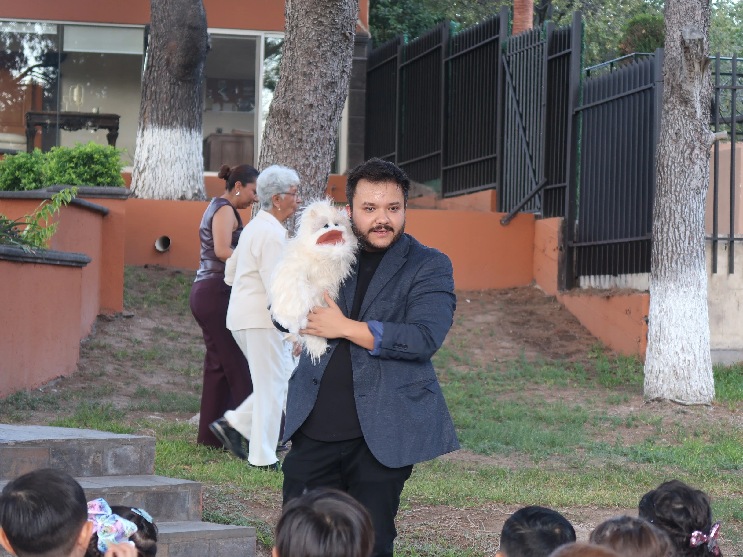 Mago con asistente en escenario