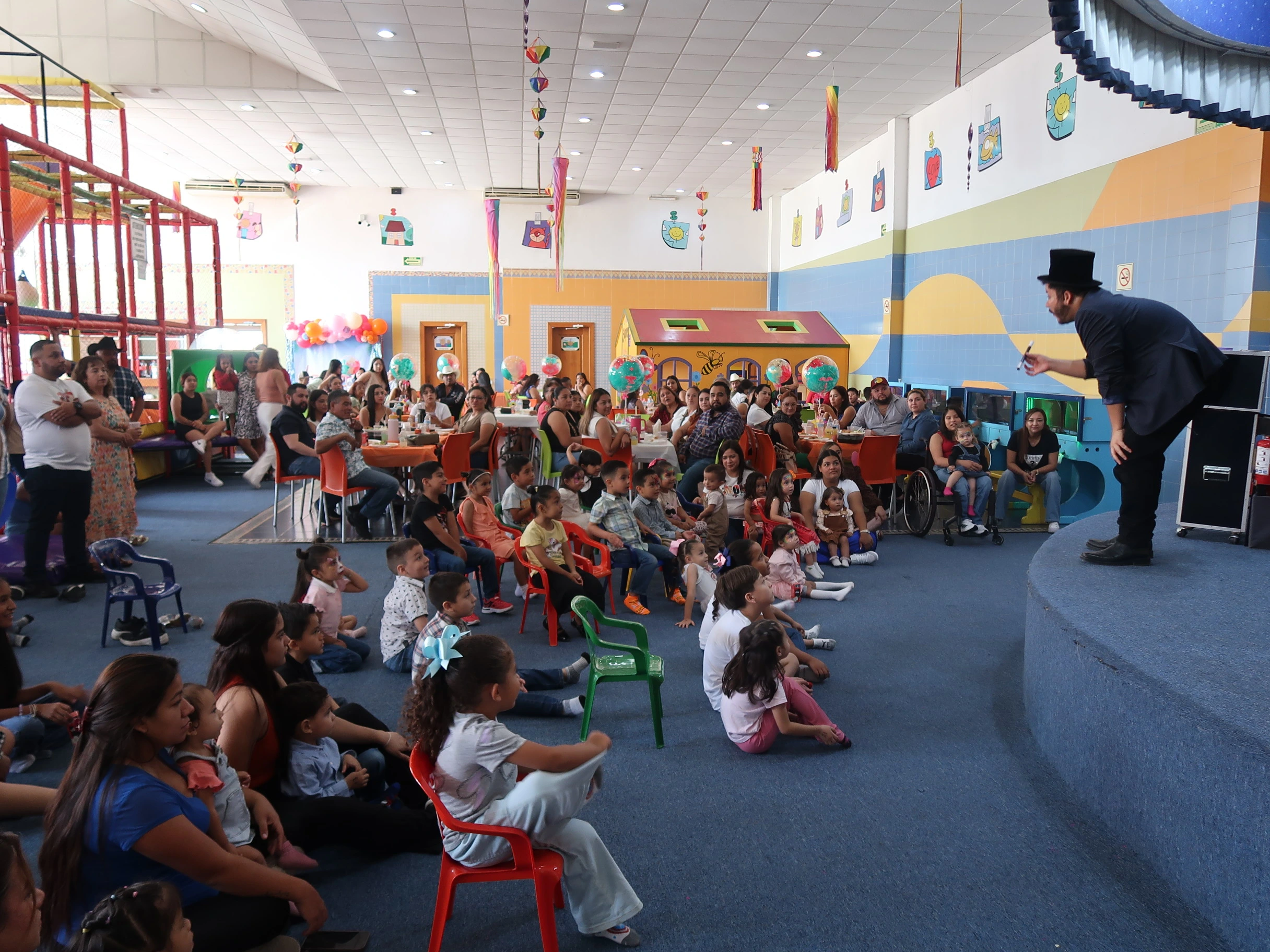 Mago interactuando con niños