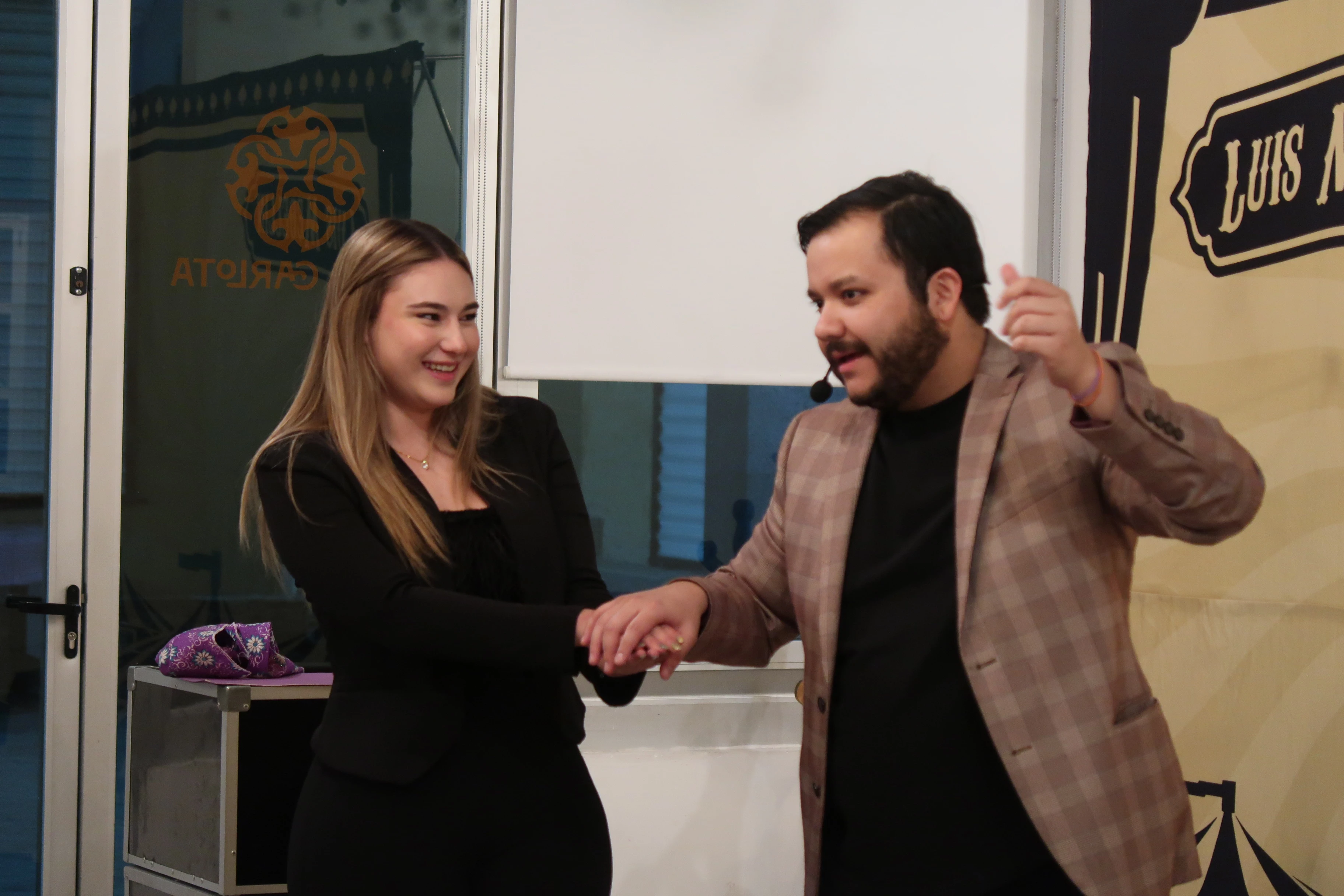 Mago en escenario con niña